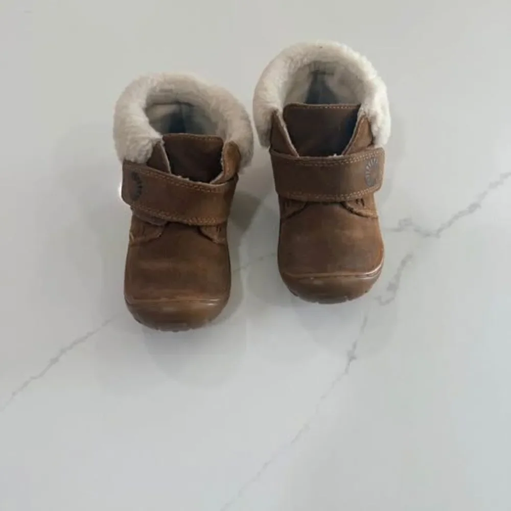UGG infant suede shearling boots size 8, 6” length 3.5” height
